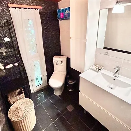 Lefka First Line House 2 Bedrooms 7 Guests شقة
